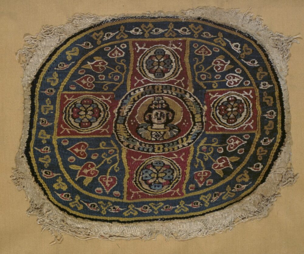 «Κοπτικό» ύφασμα στη μόνιμη έκθεση του Μ.Β.Π. με την παράσταση γυναικείας μορφής